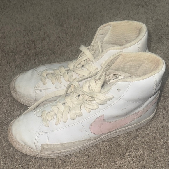 Nike White and Pink Low-Top Sneakers - Picture 1 of 1